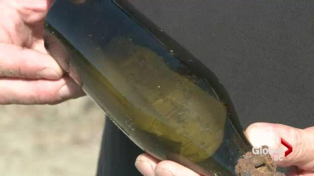 La botella fue escondida en 1941por tres albañiles que trabajaban en una casa en Hamburgo. 