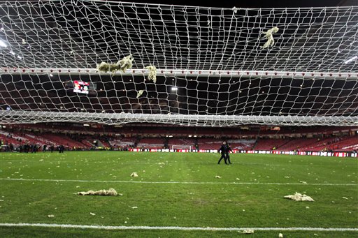 Caida de fibra de vidrio suspende momentaneamente el Benfica vs Sporting