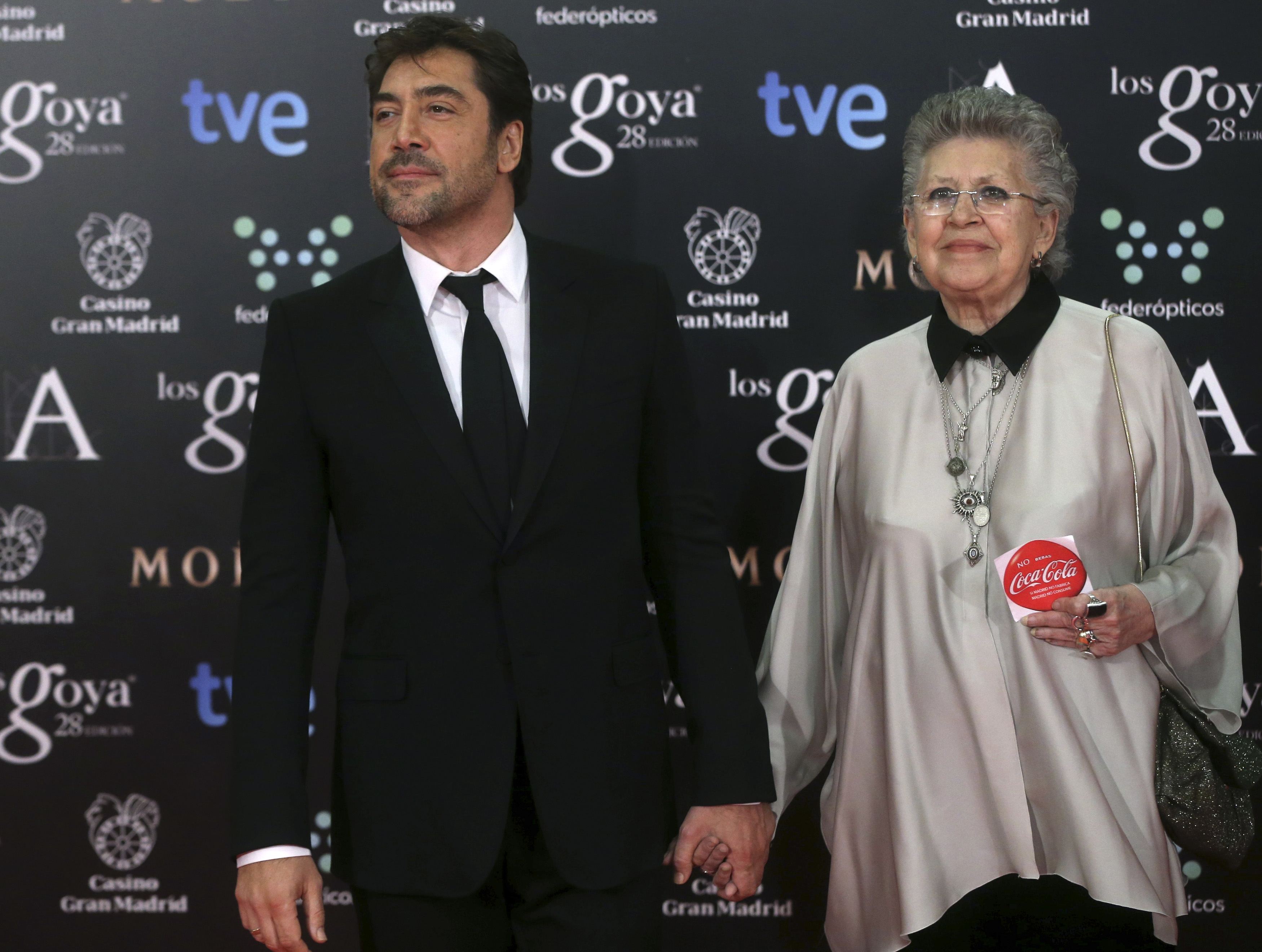 Javier Bardem y su madre, la actriz Pilar Bardem llevaron un pequeño letrero de "Stop desahucios".
