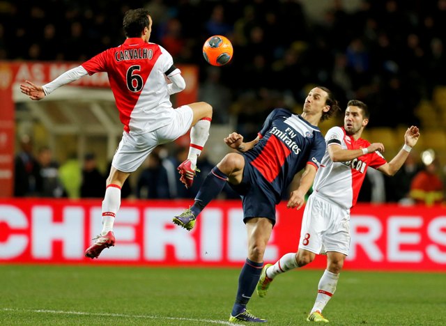 Ricardo Carvalho y Zlatan Ibrahimovic pelean el balón