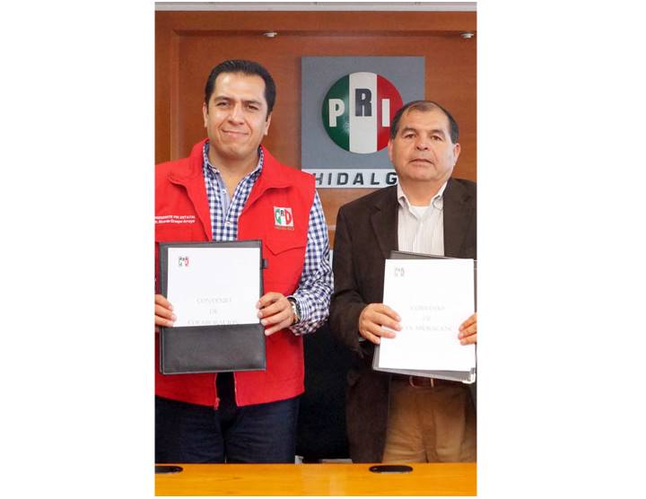Ricardo Crespo Arroyo en la firma del convenio. 