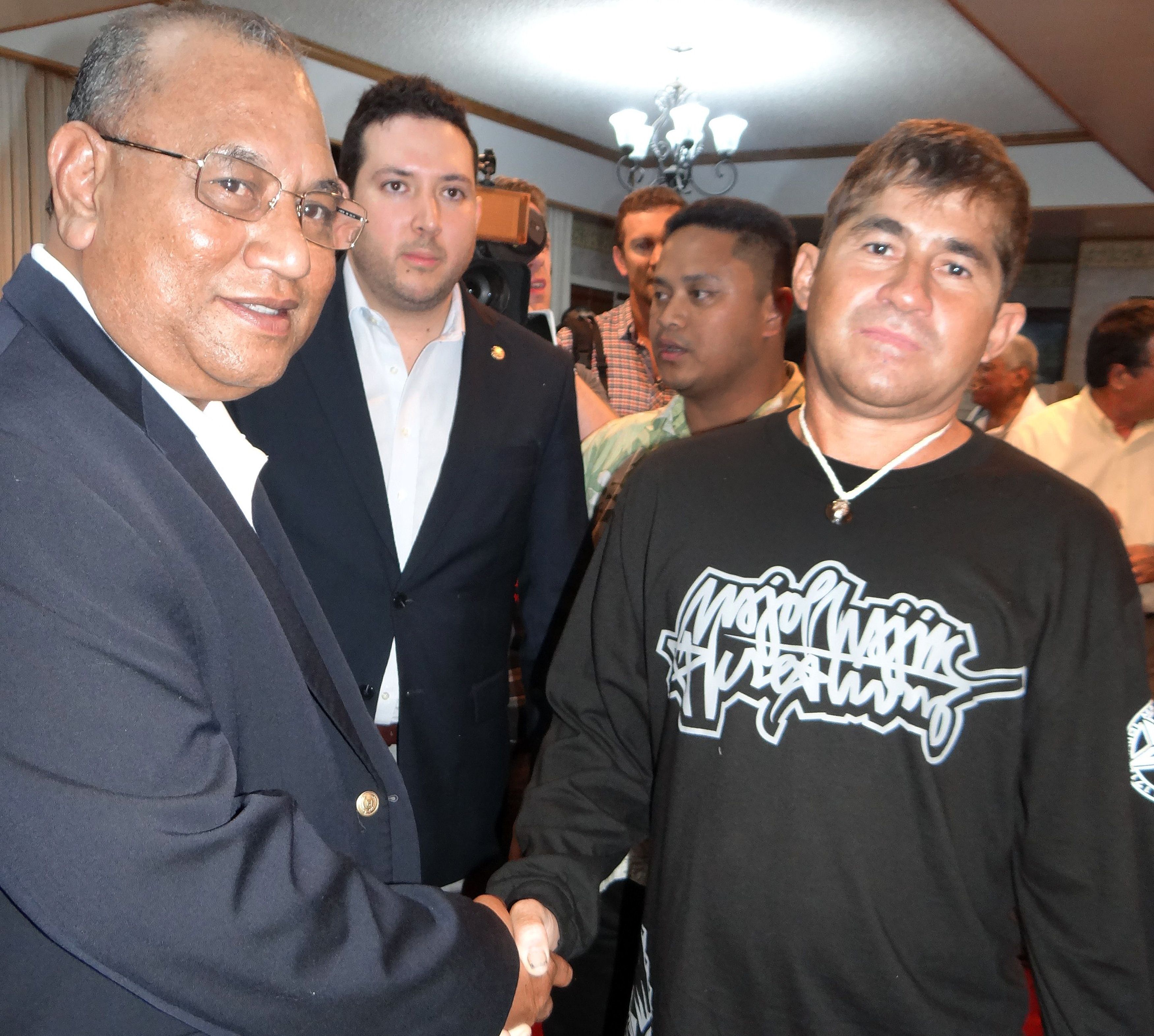 Alvarenga (d) da la mano a Christopher Loeak, presidente de las islas Marshall, antes de partir en el aeropuerto de Majuro