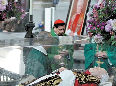 El cardenal Norberto Rivera fue el encargado de recibir la reliquia.