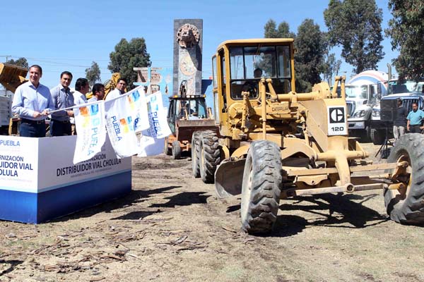 En el banderazo de arranque del distribuidor vial.