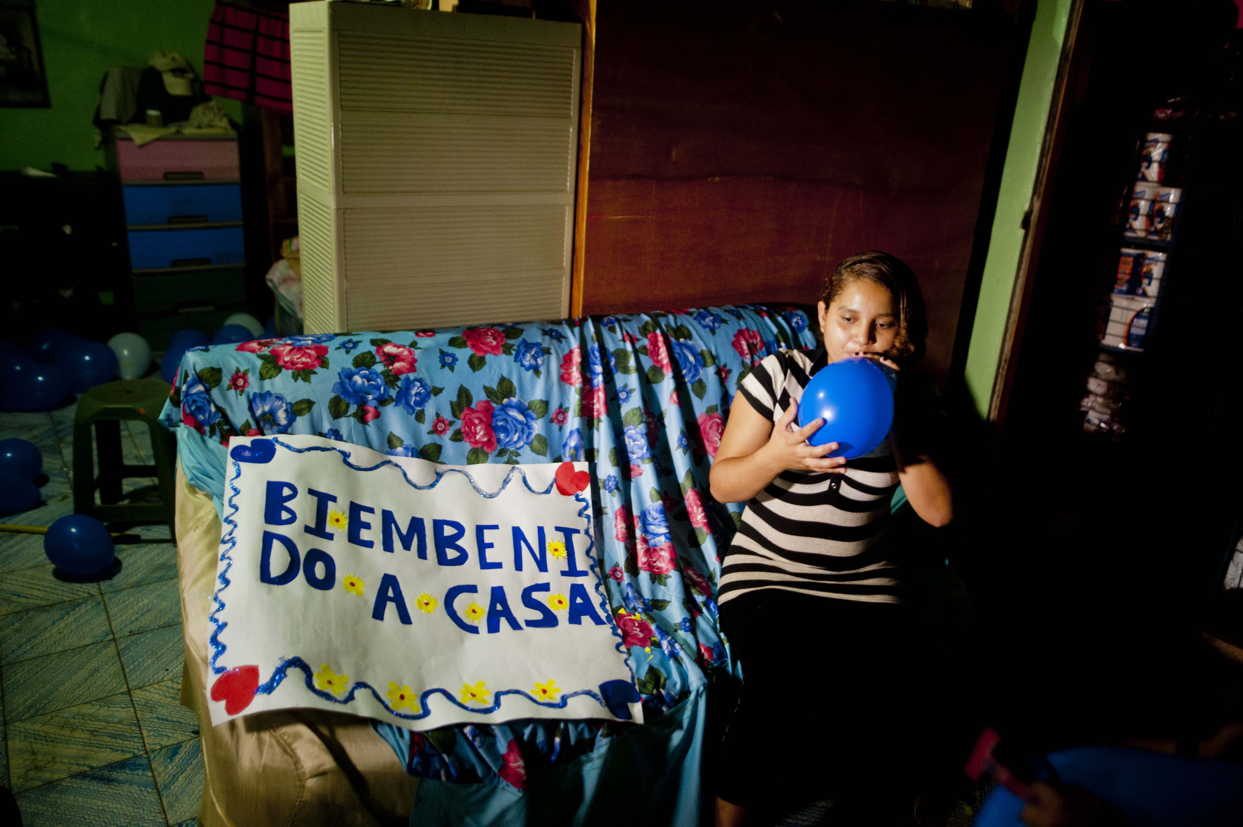 Fatima Maeba Alvarenga se prepara para recibir a su padre en su casa de Garita Palmera, 118 km al oeste de San Salvador