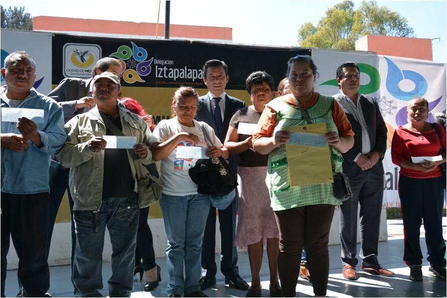 El jefe delegacional en Iztapalapa, Jesús Valencia, entrega los apoyos económicos a las familias que viven en zonas de riesgo dentro de la demarcación
