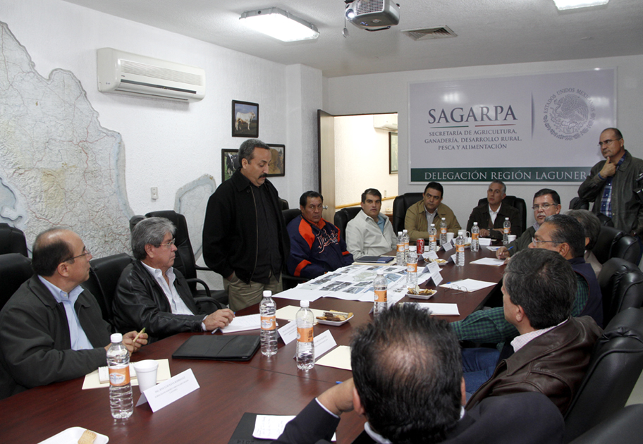 Reunión entre productores y autoridades.