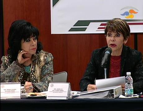 Las senadoras Angélica de la Peña y Laura Saldaña durante la discusión del dictamen de trata de personas.