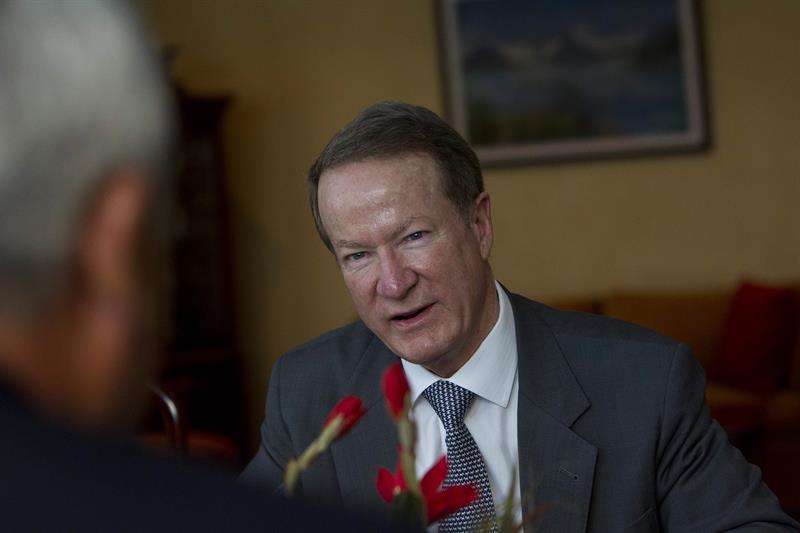 El subsecretario de Estado de EU para Antinarcóticos y Seguridad, William Brownfield, con el presidente de Guatemala, Otto Pérez Molina