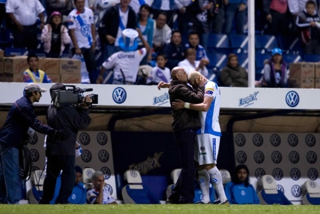 Chelís besando a Acosta