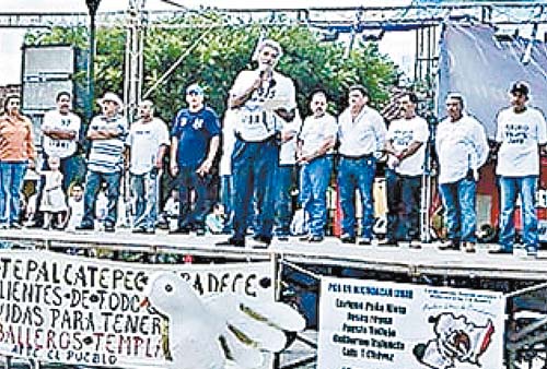 Segundo a la derecha de José Mireles, aparece Farías (de camisa).