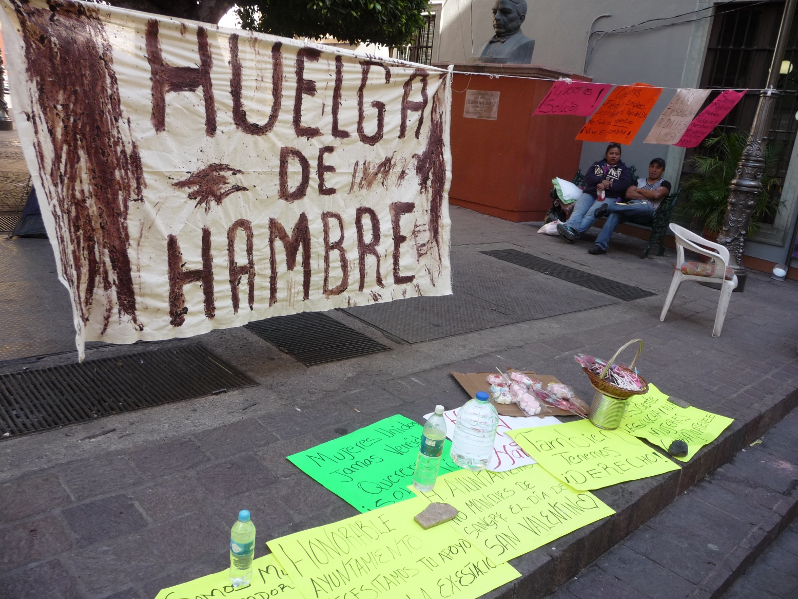 Dos de los comerciantes iniciaron huelga de hambre en la capital. 
