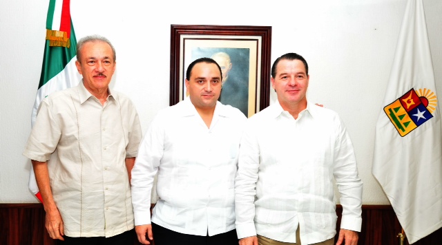 El gobernador durante su reunión. 