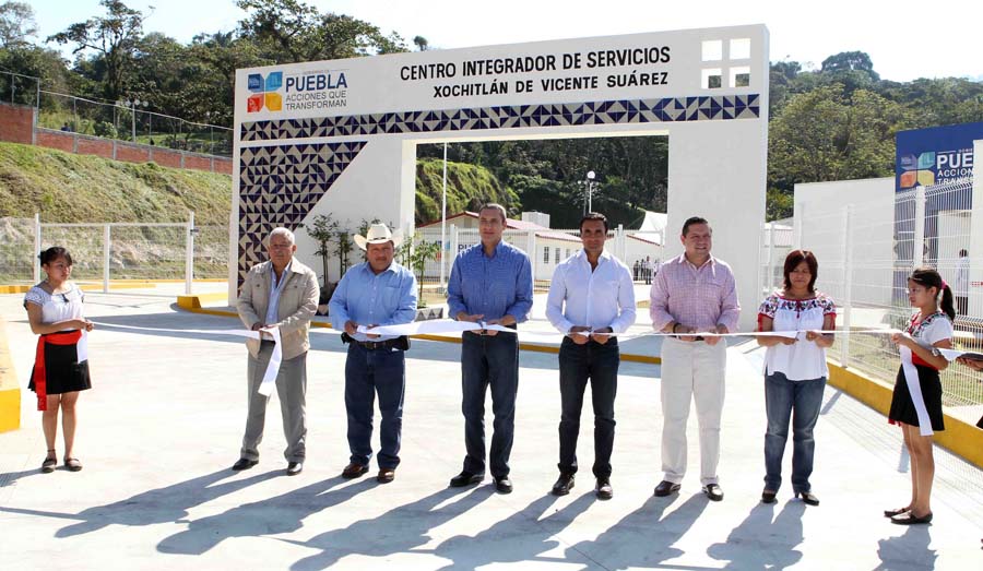 El gobernador realizó gira de trabajo por Xochitlán de Vicente Suárez.