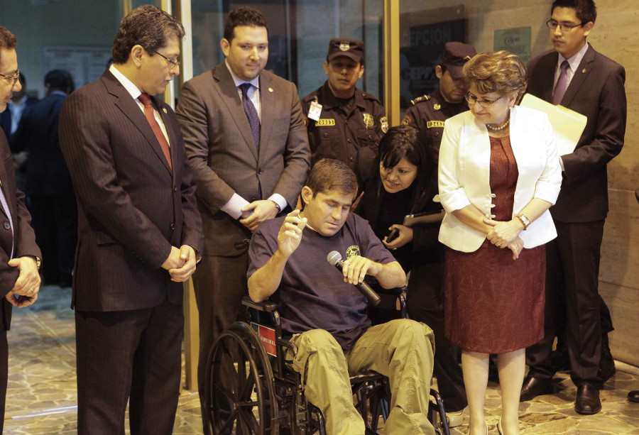 l náufrago salvadoreño José Salvador Alvarenga llegó hoy al aeropuerto internacional El Salvador.