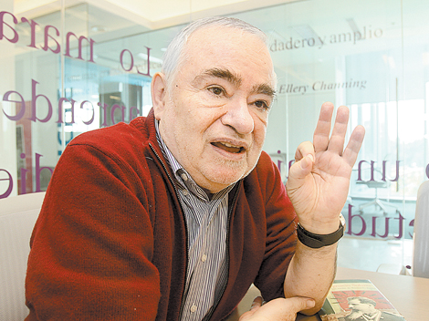 “El novelista llena los huecos que deja la historia”, dice el autor.