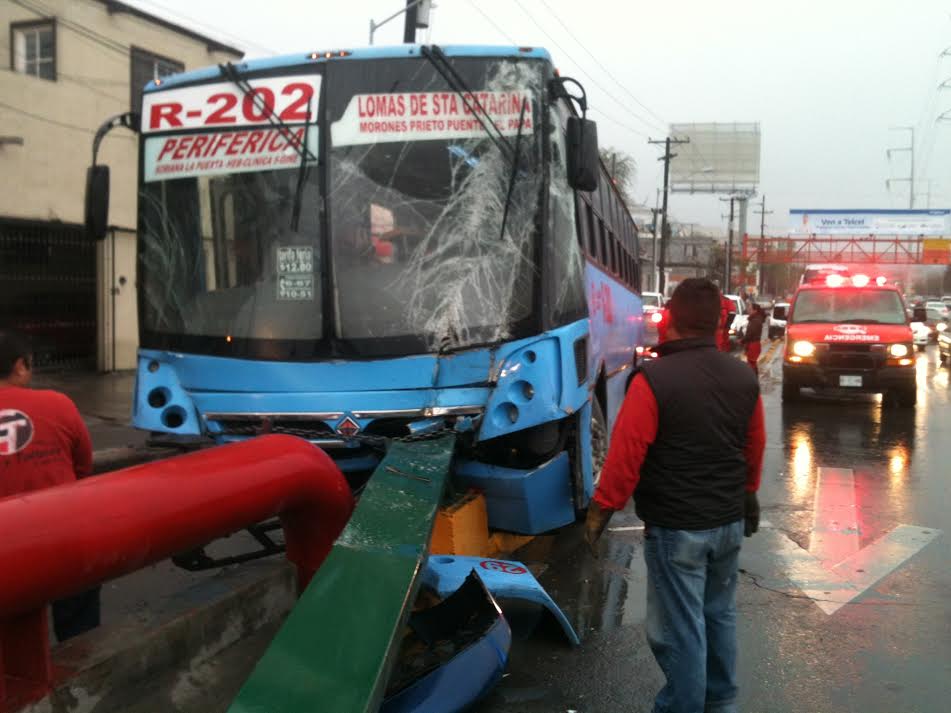 Pasajeros quedan lesionados en choque de urbano 
