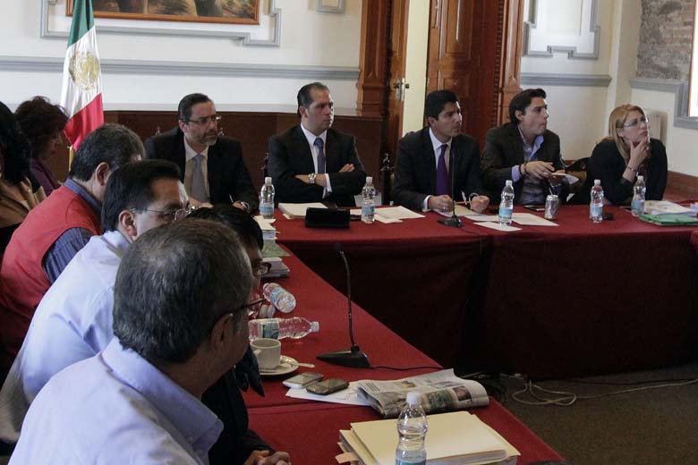 El presidente municipal, Eduardo Rivera en reunión con regidores de la Comisión de Hacienda.