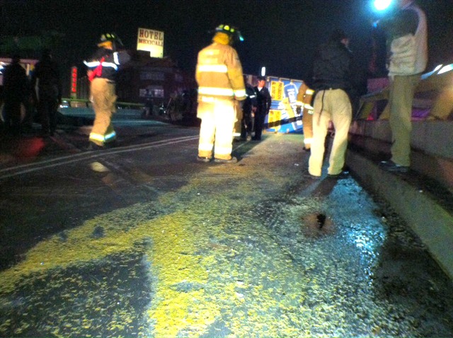 Bomberos y personal de Protección Civil acudieron al lugar del accidente para levantar la carga regada en Eje 3 y Tlalpan.