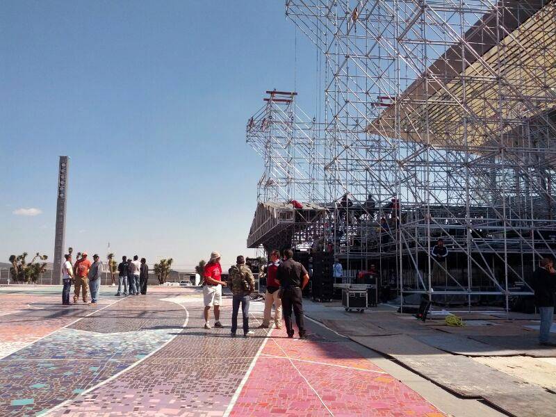 Cuidan el pizal durante la instalación del escenario. 