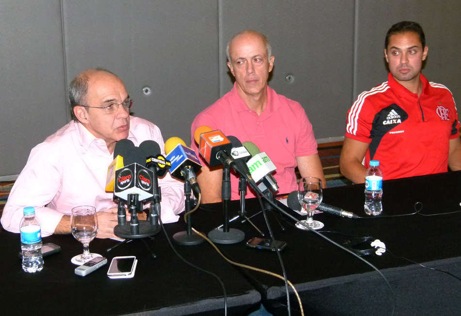 Directiva de Club Flamengo en rueda de prensa.