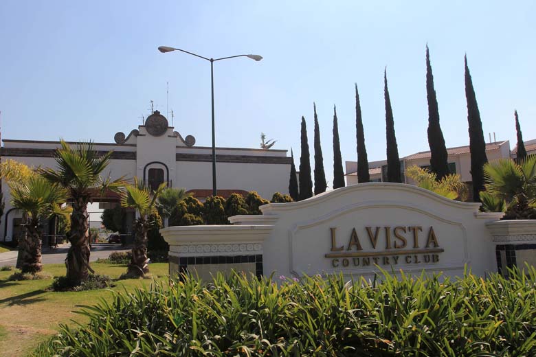 Fachada del fraccionamiento La Vista Country Club.