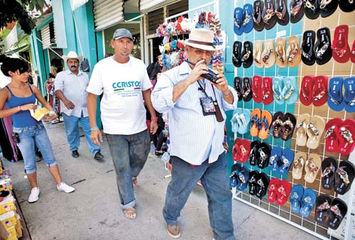 Hipólito Mora recorre las calles del municipio sin usar siquiera el chaleco antibalas.
