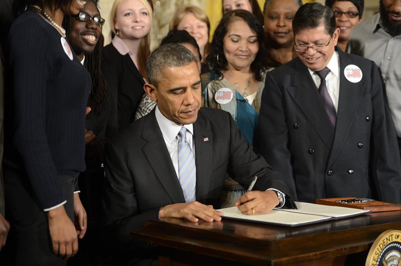 Obama durante la firma hoy de una orden ejecutiva para elevar el salario mínimo a trabajadores con contratos federales