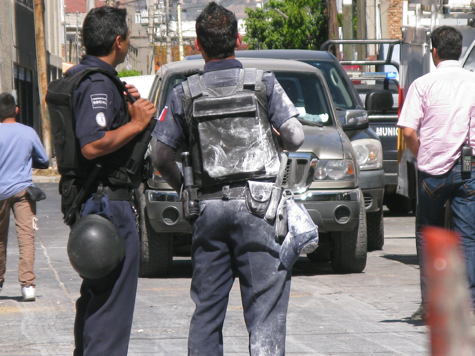  Policías que estaban en el lugar fueron agredidos por los manifestantes.