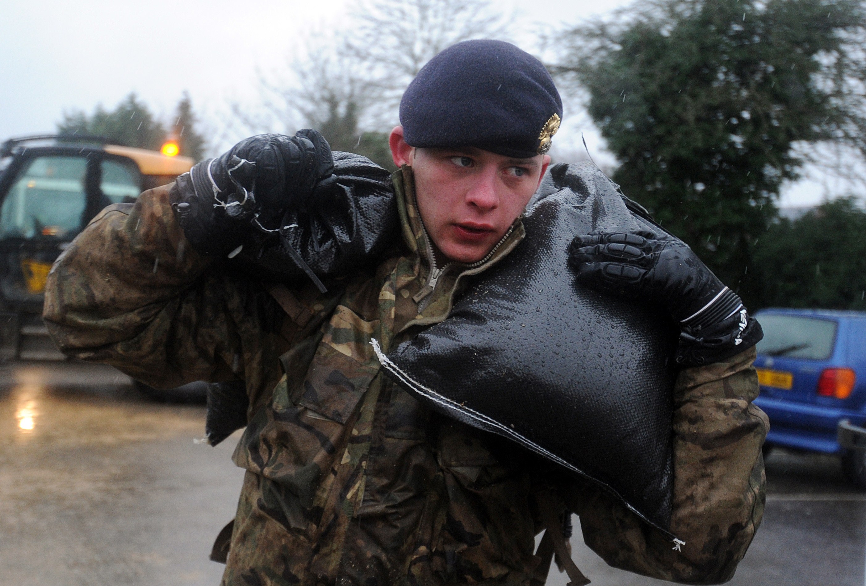Un soldado carga bolsas de arena para contener las inundaciones para dejarlas en un camión en Wraysbury, al oeste de Londres