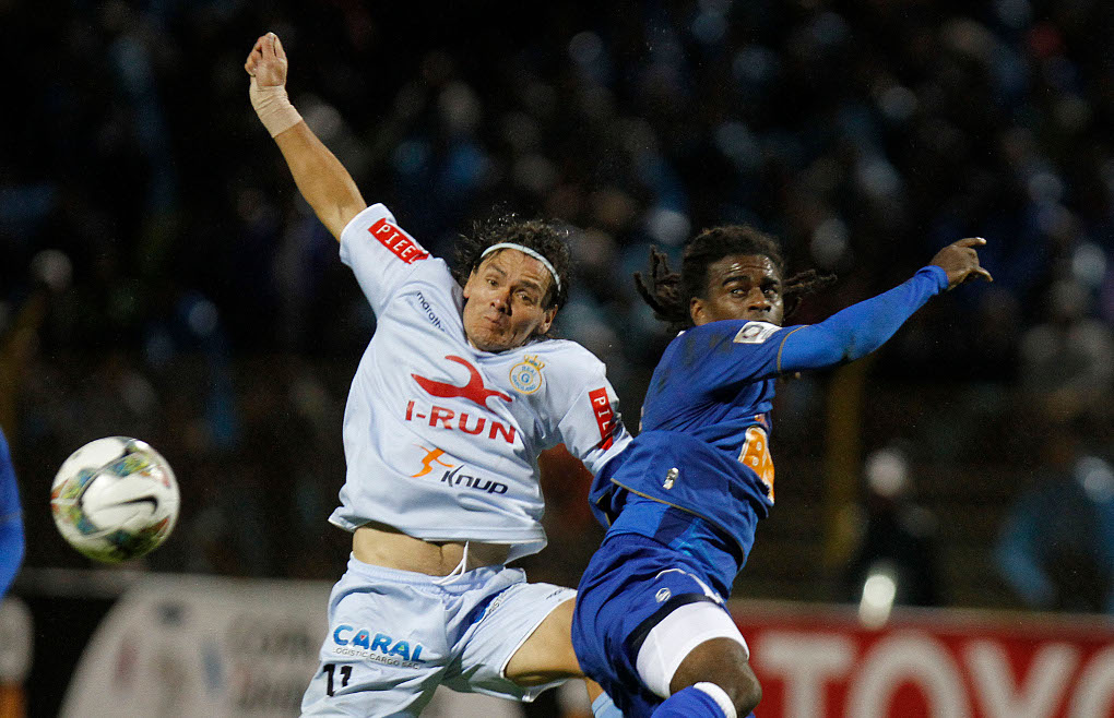 Tinga, durante el duelo en Perú