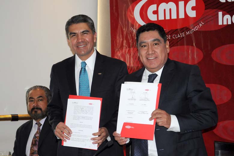 Alberto Ramírez y Ramírez, presidente de la CMIC y Julio César Mier Velazco, delegado de BANOBRAS.