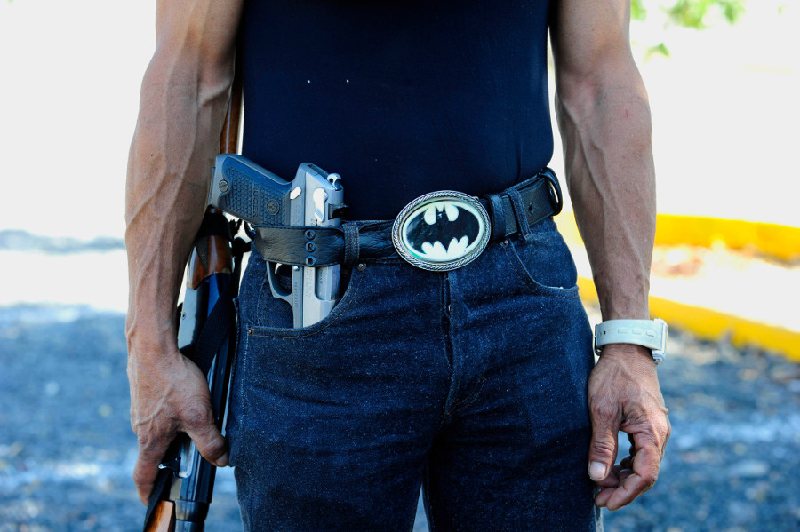 Un miembro de las autodefensas posa para una foto en el municipio de Apatzingán, Michoacán.