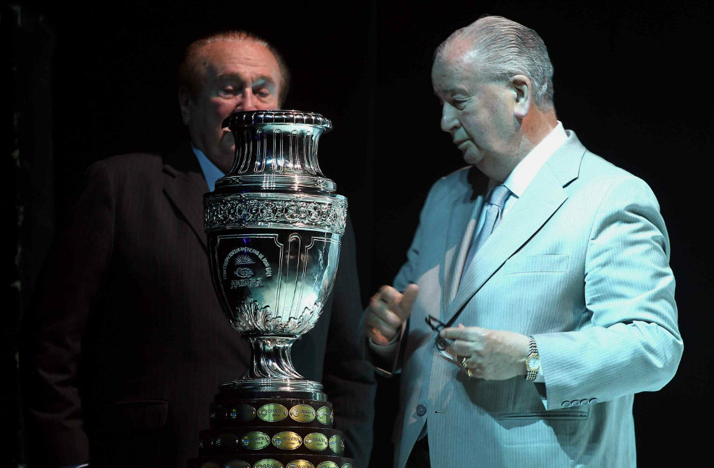 Nicolás Leoz, presidente de la CONMEBOL y Julio Grondona, de la AFA, con la Copa América