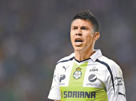 Oribe Peralta Delantero de Santos.
