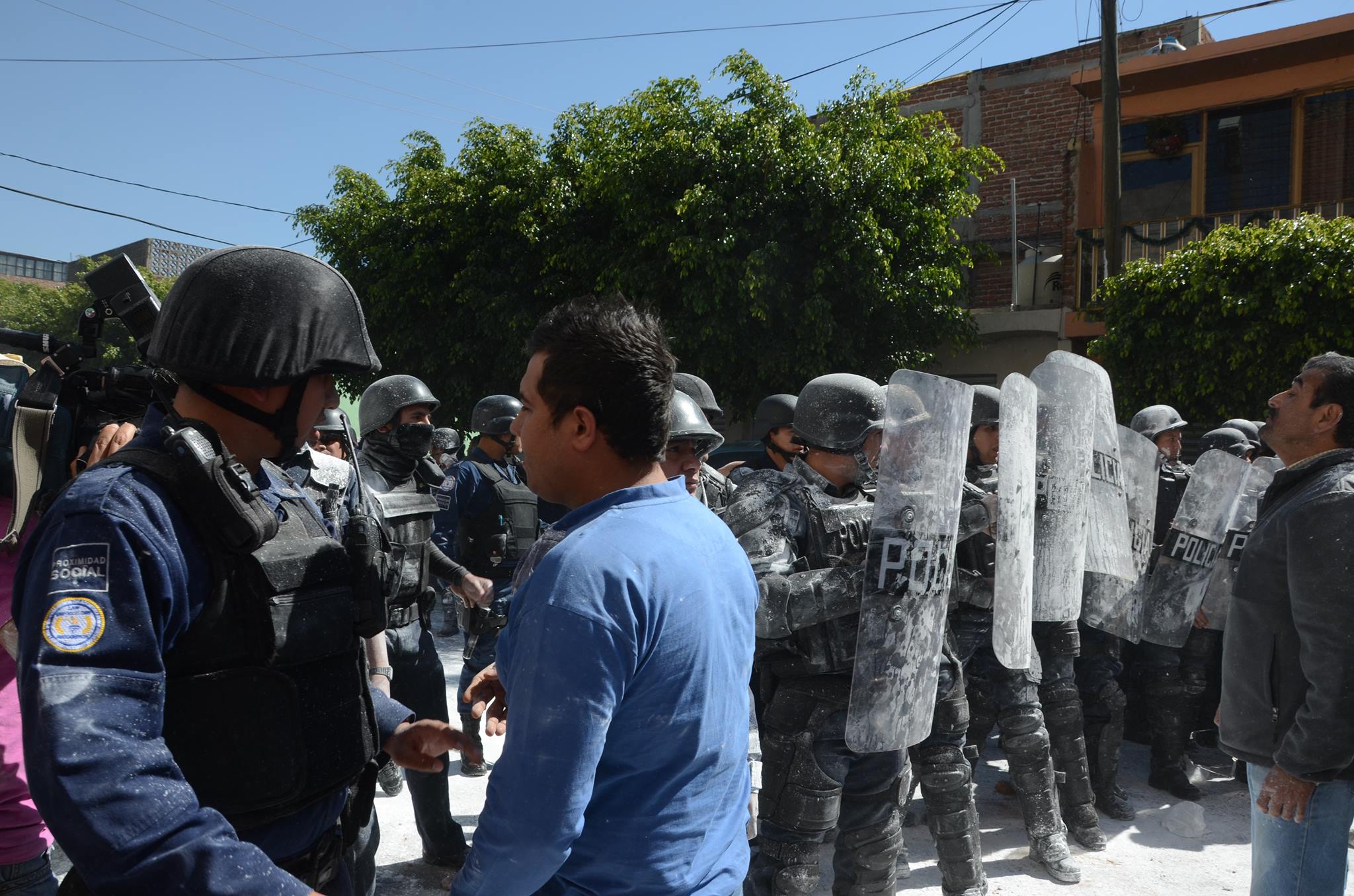 Trabajadores inconformes enfrentaron a la policía. 