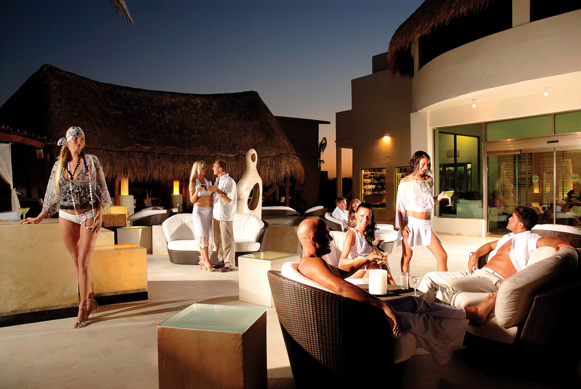 Bar al aire libre en Desire Resort.