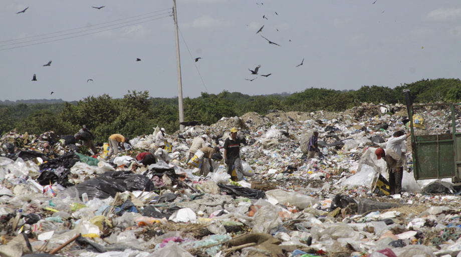Se trata de una falla en el sistema de lixiviados, que son los líquidos que desprende la basura acumulada y son altamente contaminantes. La celda dond