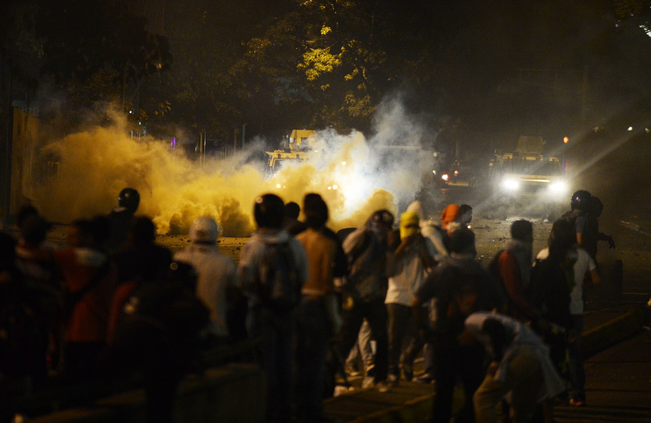 Gas lacrimógeno separa a los estudiantes de la policía durante un enfrentamiento hoy en Caracas