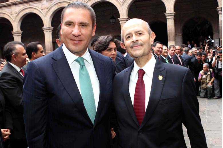Los gobernadores Rafael Moreno Valle y Fausto Vallejo, de Puebla y Michoacán, respectivamente.