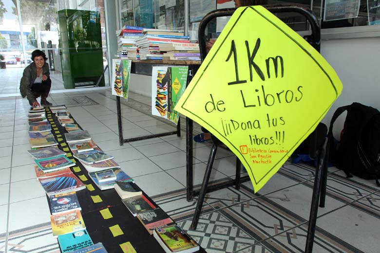 Un kilómetro de libros para habitantes de San Agustín Ahuehuetla.