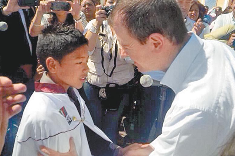 Un niño del coro Suma de Voluntades platica con Alfredo Castillo.