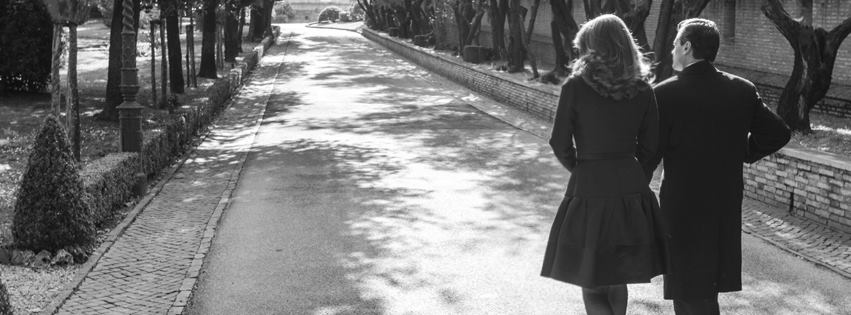 Peña compartió a través de Facebook una fotografía en blanco y negro caminando con su esposa Angélica Rivera