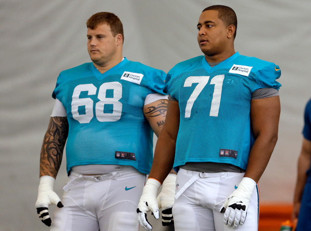 Richie Incognito (68) y el tackle Jonathan Martin (71)