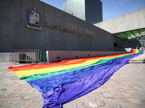 Afuera del Congreso ha habido varias manifestaciones por parte de integrantes de la comunidad LGBTT