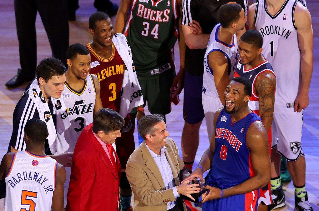 Andre Drummond, del equipo Hill, recibió el trofeo al final del duelo