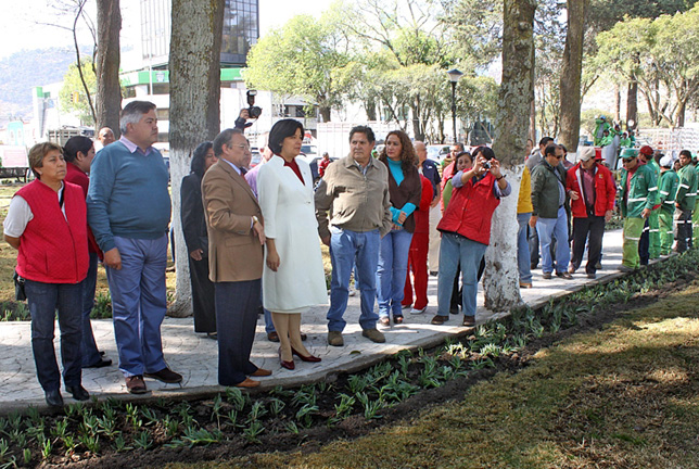 La alcaldesa supervisa los trabajos en la Alameda de Toluca.