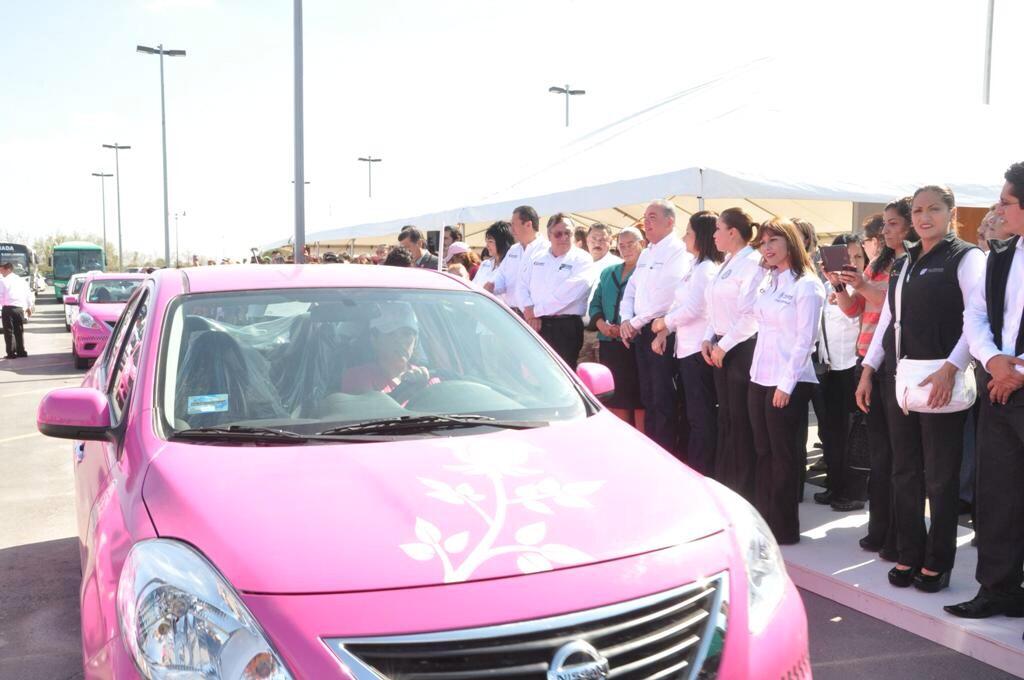 Los taxis rosas, comenzaron a operar en la frontera de Tamaulipas.