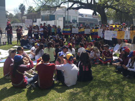 A la manifestación acudieron alrededor de 100 personas.