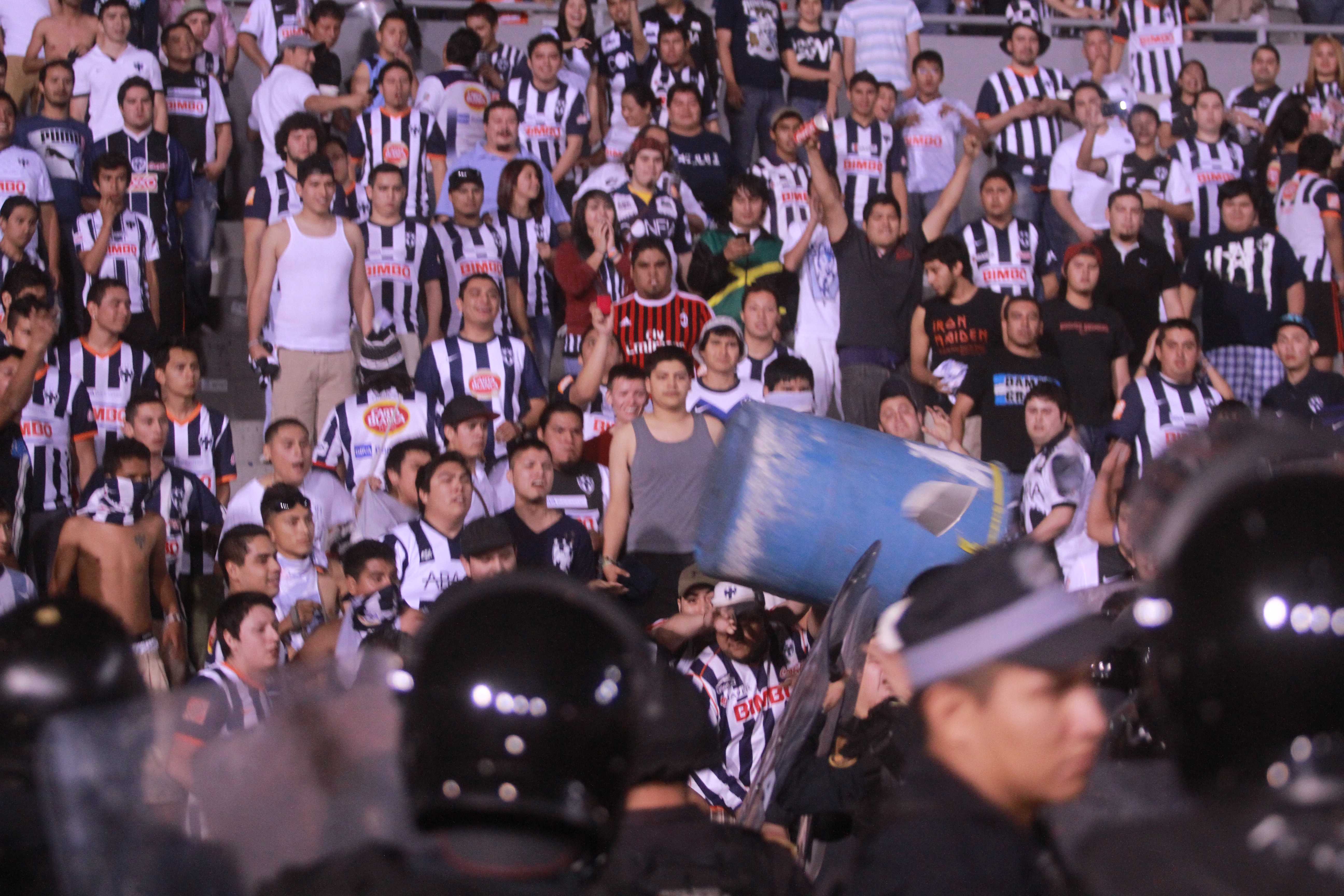Debido a la anotación del equipo contrario los fanáticos comenzaron a realizar actos violentos. 